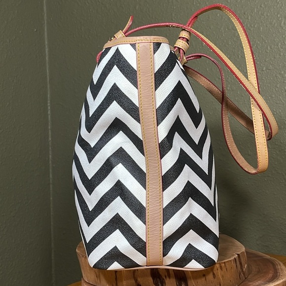 DOONEY & BOURKE CHEVRON LARGE SHOPPER TOTE - Picture 3 of 16